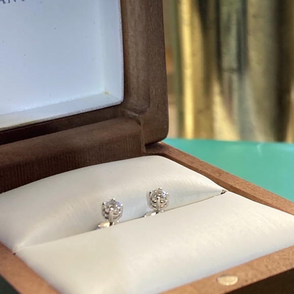 BRAND NEW ! 14K WHITE GOLD DIAMOND STUD EARRINGS ( 0,16 oct.) - Picture 8 of 17